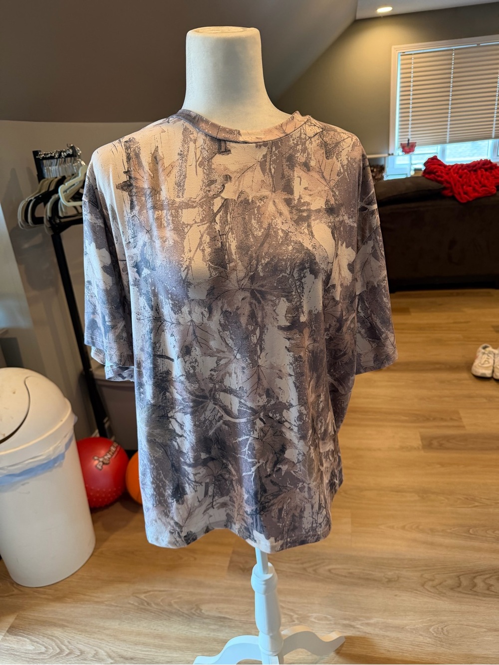 SHEIN Short-Sleeve Tee in Gray and Cream Leaf Print